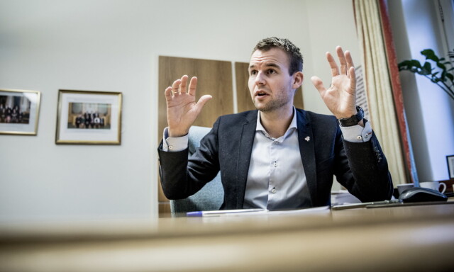 Beskyldes for løftebrudd av sine egne